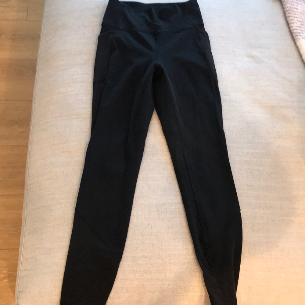 Lululemon black leggings with pockets/mech details
